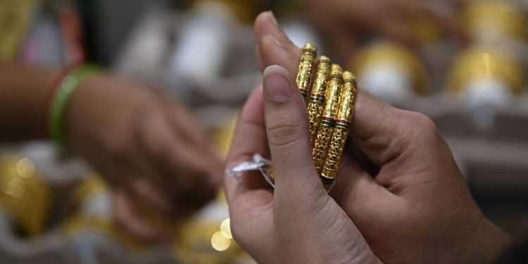 Investor Menahan Transaksi di Pasar Logam Mulia, Harga Emas Tidak Bergerak