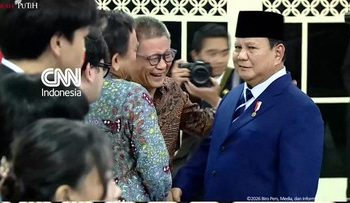 Momen Prabowo dan Gibran Sambut Rocky Gerung di Istana