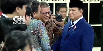 Momen Prabowo dan Gibran Sambut Rocky Gerung di Istana