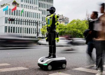 15 Robot Humanoid Dikerahkan untuk Membantu Polisi Mengatur Arus Lalu Lintas