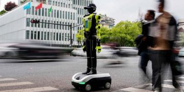 15 Robot Humanoid Dikerahkan untuk Membantu Polisi Mengatur Arus Lalu Lintas