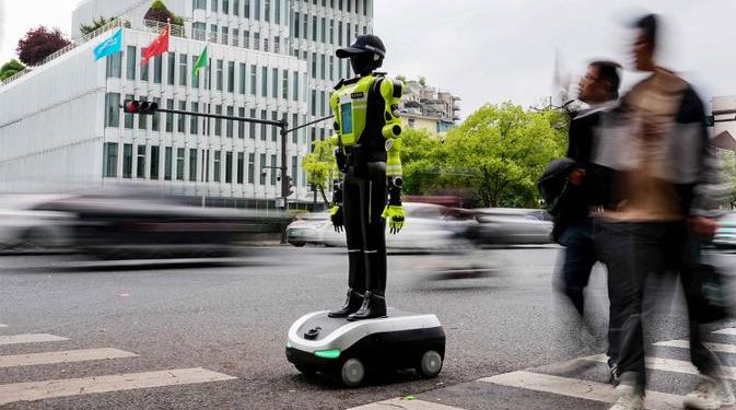 15 Robot Humanoid Dikerahkan untuk Membantu Polisi Mengatur Arus Lalu Lintas