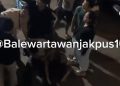 Pemuda Dikeroyok dan Terjatuh di Pasar Grogol