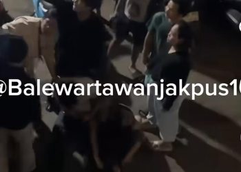 Pemuda Dikeroyok dan Terjatuh di Pasar Grogol