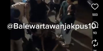 Pemuda Dikeroyok dan Terjatuh di Pasar Grogol