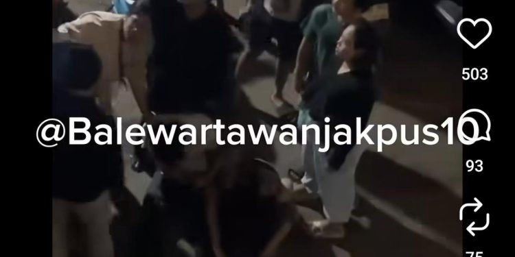 Pemuda Dikeroyok dan Terjatuh di Pasar Grogol