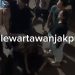 Pemuda Dikeroyok dan Terjatuh di Pasar Grogol