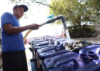 Pedagang Air Jeriken sebagai Penopang Utama Kebutuhan Warga Muara Angke