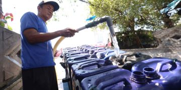 Pedagang Air Jeriken sebagai Penopang Utama Kebutuhan Warga Muara Angke