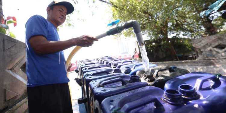 Pedagang Air Jeriken sebagai Penopang Utama Kebutuhan Warga Muara Angke