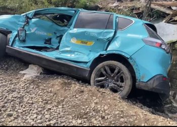 Uji Dugaan Medan Listrik Sebabkan Taksi Mogok di Rel
