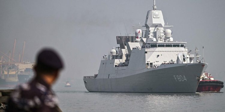 Misi Diplomatik Kapal Perang Belanda HNLMS De Ruyter Berkunjung ke Surabaya