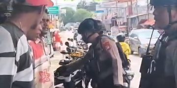 Momen Mata Elang Ciut Didatangi Polisi dan Disuruh Berdiri di Pinggir Jalan