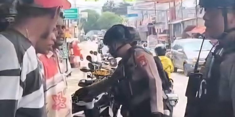 Momen Mata Elang Ciut Didatangi Polisi dan Disuruh Berdiri di Pinggir Jalan