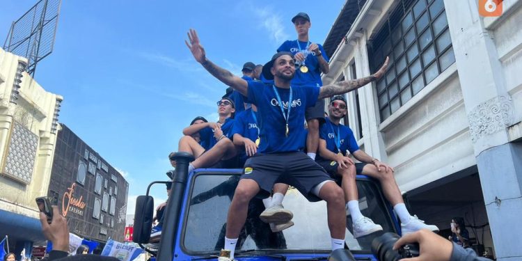 Layvin Kurzawa Menjadi Fokus dalam Pawai Hattrick Juara Persib 2026