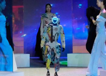 Pertama di Dunia, Manusia dan Robot Tampil Selaras dalam Koreografi Peragaan Busana