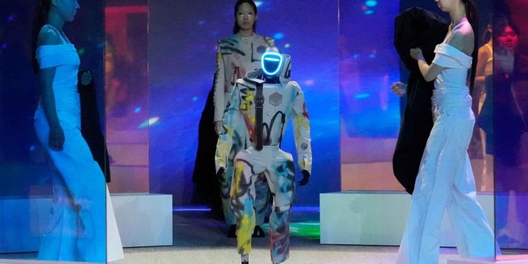 Pertama di Dunia, Manusia dan Robot Tampil Selaras dalam Koreografi Peragaan Busana