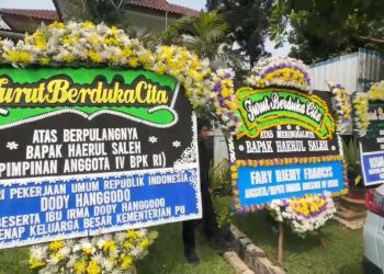 Karangan Bunga Pejabat Hiasi Rumah Duka Anggota BPK Haerul Saleh