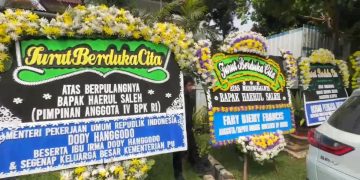 Karangan Bunga Pejabat Hiasi Rumah Duka Anggota BPK Haerul Saleh