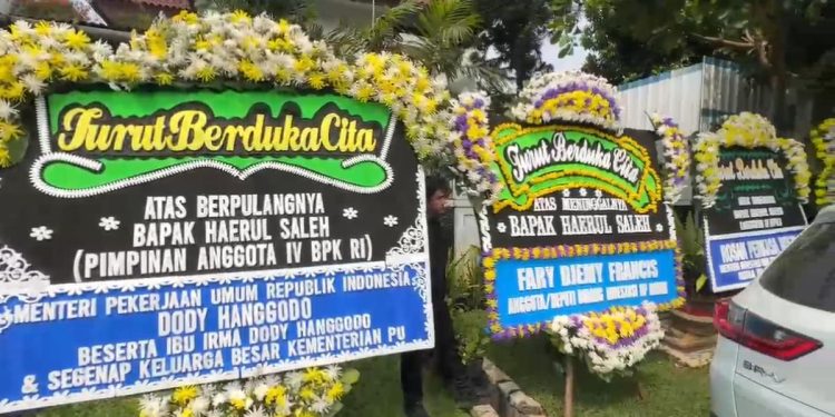 Karangan Bunga Pejabat Hiasi Rumah Duka Anggota BPK Haerul Saleh
