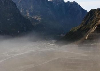 Presiden RI dan Dunia Tertipu oleh Gunung Emas