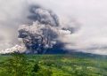 Gunung Semeru Erupsi dan Muntahkan Awan Panas Pada Malam Sabtu