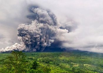 Gunung Semeru Erupsi dan Muntahkan Awan Panas Pada Malam Sabtu