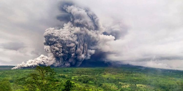 Gunung Semeru Erupsi dan Muntahkan Awan Panas Pada Malam Sabtu