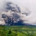 Gunung Semeru Erupsi dan Muntahkan Awan Panas Pada Malam Sabtu