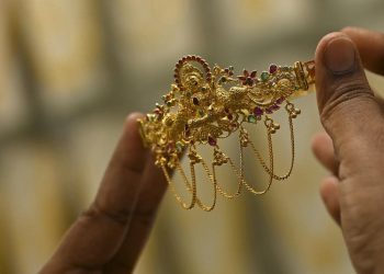 Harga Emas Turun Setelah Sinyal Kenaikan Suku Bunga Federal Reserve