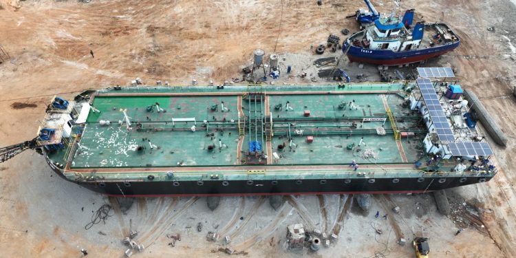 Kapal Angkut Minyak Pertamina Pertama Kali Dipasang PLTS