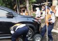 Razia Parkir Liar di Senopati, Mobil Diderek dan Pentil Dicabut