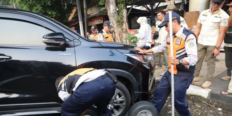 Razia Parkir Liar di Senopati, Mobil Diderek dan Pentil Dicabut