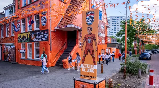 Sambut Piala Dunia 2026, Kawasan Marktweg Jadi Lautan Warna Oranye