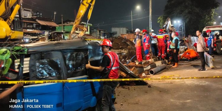 Evakuasi Dramatis Anak Terkurung di Lubang Proyek Tebet