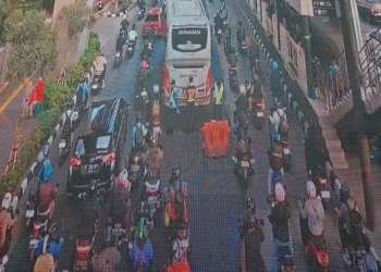 Bus Terhenti di Halte Cawang Cikoko Menyebabkan Lalu Lintas Macet
