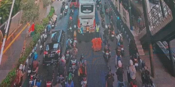 Bus Terhenti di Halte Cawang Cikoko Menyebabkan Lalu Lintas Macet