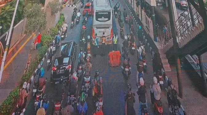 Bus Terhenti di Halte Cawang Cikoko Menyebabkan Lalu Lintas Macet