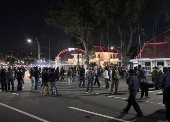 Aksi Masyarakat Sipil Surabaya Berlanjut hingga Malam, Aparat Membubarkan