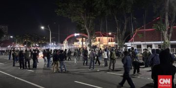 Aksi Masyarakat Sipil Surabaya Berlanjut hingga Malam, Aparat Membubarkan