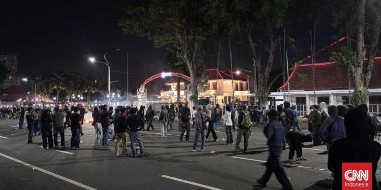 Aksi Masyarakat Sipil Surabaya Berlanjut hingga Malam, Aparat Membubarkan