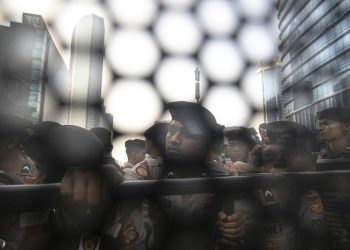 Aksi Mahasiswa di DPRD Sumut Dijaga Ketat TNI dan Polri
