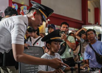 Pengunjung Seru Coba Menjadi Masinis LRT di PRJ 2026