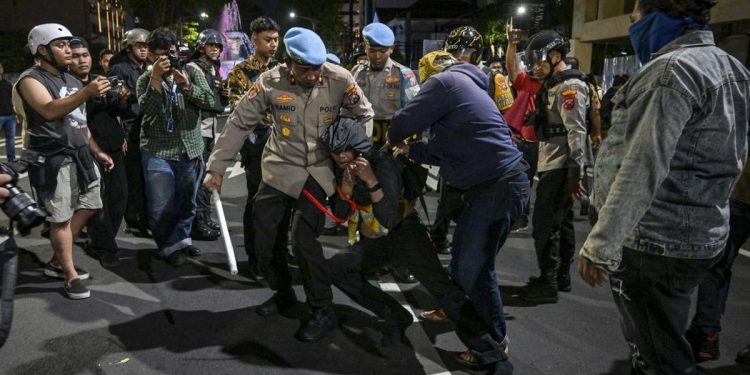 Polisi Bebaskan 14 Massa Aksi di Surabaya dan Tetapkan 4 Tersangka