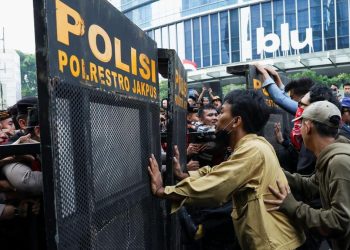 Dua Pria Dibekuk Polisi karena Bawa Molotov saat Aksi Unjuk Rasa di Jakarta