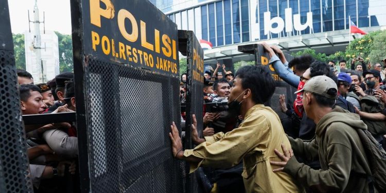 Dua Pria Dibekuk Polisi karena Bawa Molotov saat Aksi Unjuk Rasa di Jakarta