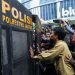 Dua Pria Dibekuk Polisi karena Bawa Molotov saat Aksi Unjuk Rasa di Jakarta