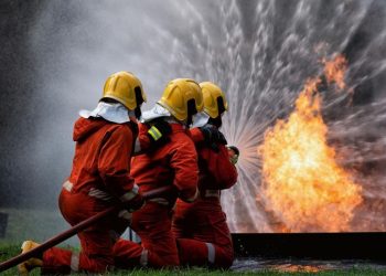 9 Jam Kebakaran Pabrik Sandal Tangerang, Api Masih Membara