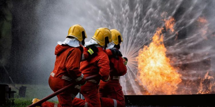 9 Jam Kebakaran Pabrik Sandal Tangerang, Api Masih Membara