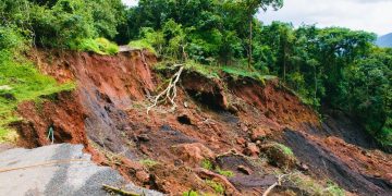 Jalan Provinsi di Kabupaten Agam Amblas, Akses Bukittinggi Terhambat
